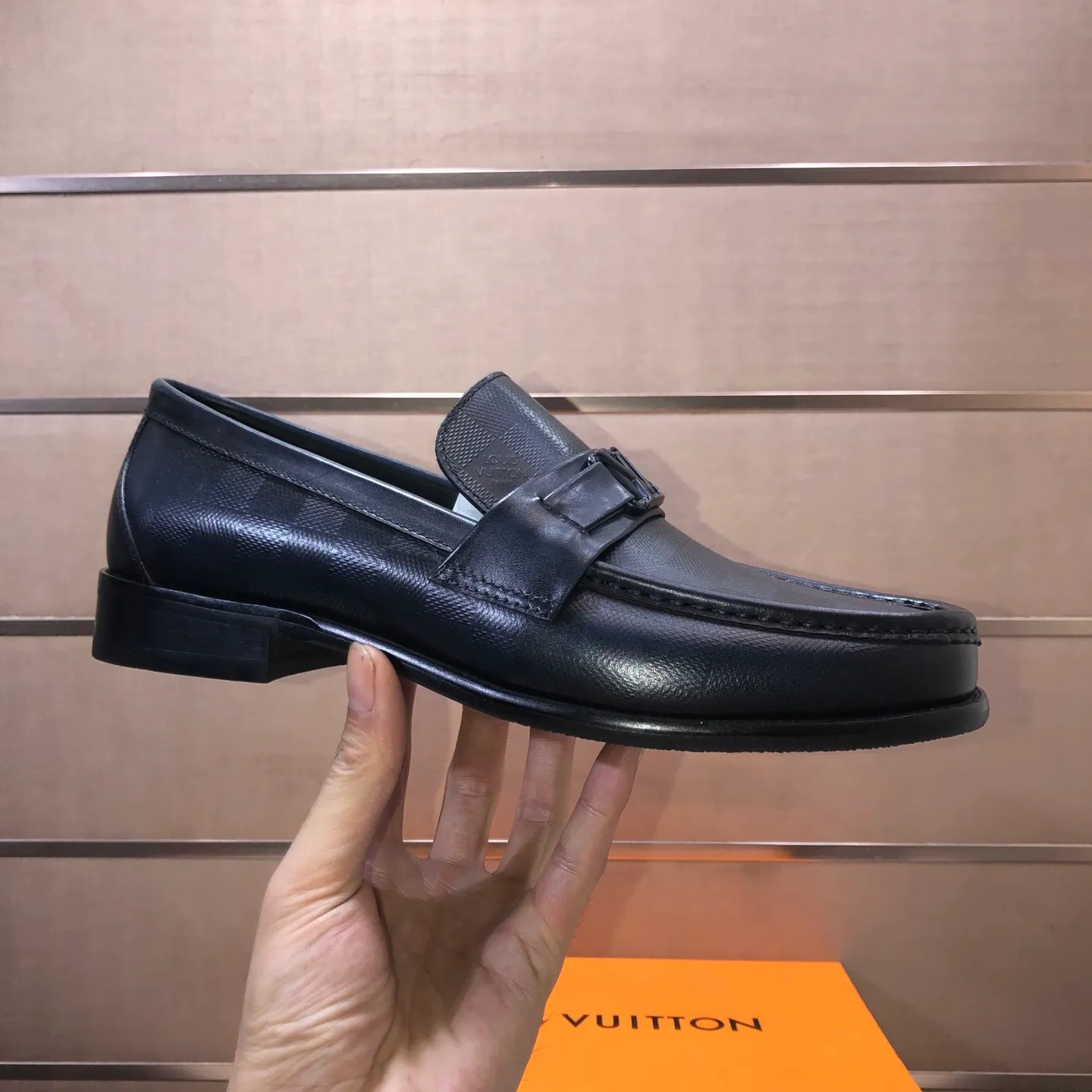 Men's men's shoes💰540💰[LV] (original single cowhide lining)🍀LV's latest genuine leather business suit shoes are available on the official website at the same time. The first-layer cowhide imported from Italy is made of heavy gold, and the official website has a 1:1 rubber outsole. Versatile to wear, high-end without losing class, and the color combination is extraordinary. This four-season style is alluring when worn on your feet, showing off your big-name flair. Standard code 38-45 (45 customized)